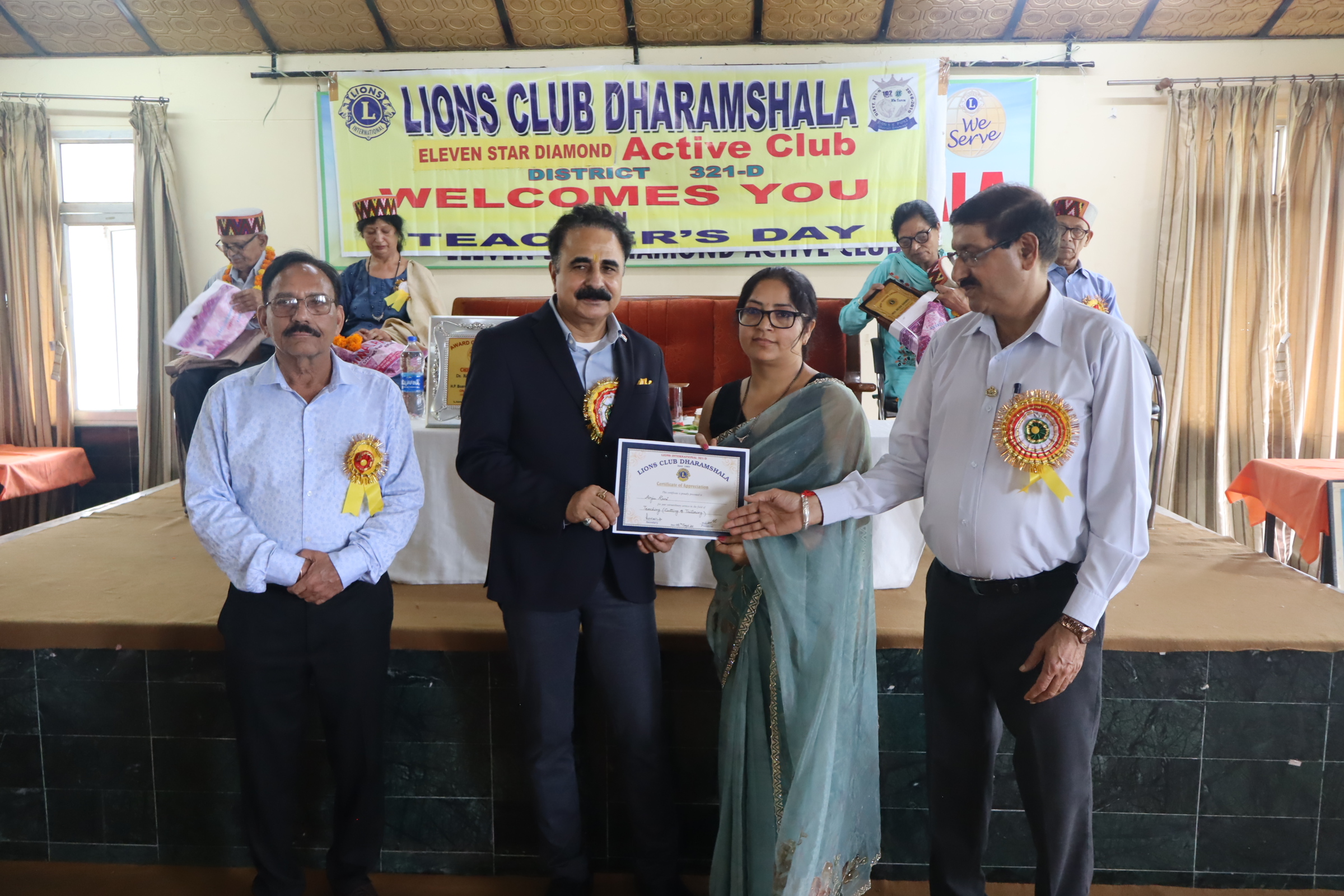 Hon'ble chairman Distributing Certificate to the Students of Lions club-2
